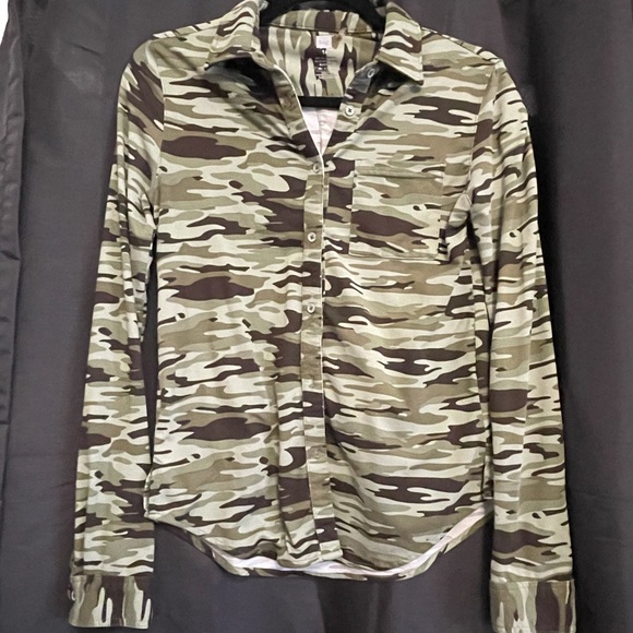 Stretch-Fitting Camo shirt. - Picture 1 of 3